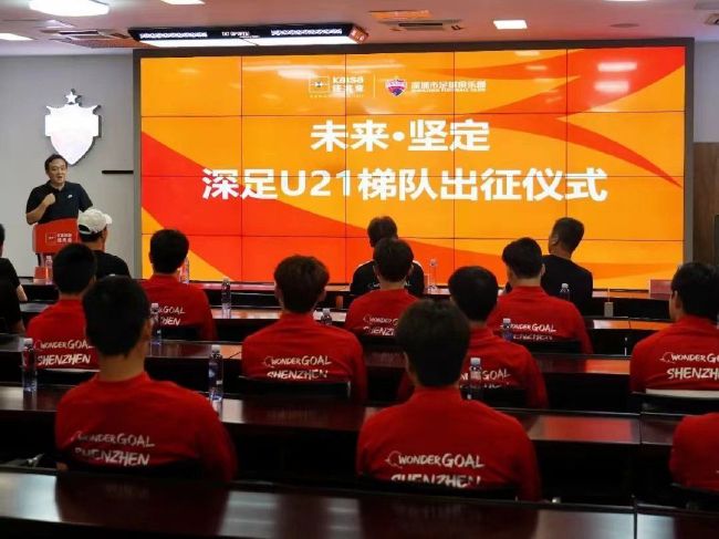 不过，在全国乃至全球票房飘红的“大好形势”下 火红的票房，虚华的内容《小时代2：青木时代》 获评3.4分 2013-08-20 如火如荼的8月，正如《小时代2青木时代》红火的票房，场场爆满，座无虚席，映入眼前的一水80、90后们。