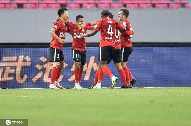 《穿过寒冬拥抱你》稳居榜首，单日票房1120万，累计票房8.77亿，持续冲击9亿。