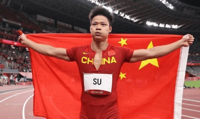 ​ 黄渤为新戏苦练厨艺 与灶台死磕熏成“黑人” 2009-06-12 黄渤新片《蛋炒饭》 从《疯狂的石头》到《疯狂的赛车》，“草根明星”黄渤塑造了各个行业领域里的“精英”形象，无论是拥有四肢发达头脑简单的小贼，还是实力超群运气不佳的赛车手，黄渤在银幕上的表现一直喜感 黄渤公布已执导电影 发经典作品混剪为新作打call 2018-01-29 近日，黄渤公布了由其首次执导的电影将于1月31日在京举办“电影体验会”，并同时在多个演出平台上开启观众招募，受到粉丝热切支持。
