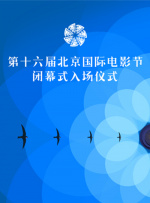女主娜塔丽穿孔雀长裙似仙子，抹红唇优雅女人范。