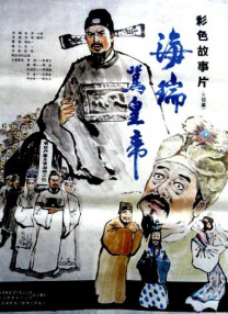 虽然礼服很是遮肉，但是也难挡她丰腴的身材，尤其是当她换上一袭黑色包臀短裙现身宴席时。