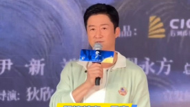 这背后或许与他个人的成长奋斗历程有关，曾经在凤凰传奇未被认可、默默无名的日子里，他所积累的人生感悟，都融入到了角色的演绎中。