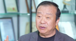 每一次凝视，都代表着一代代中国电影人矢志不渝地接力奋进。